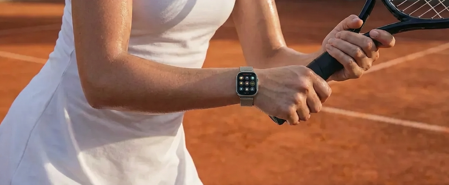 Tennis player wearing Apple Watch using Swingli to track swings during a match